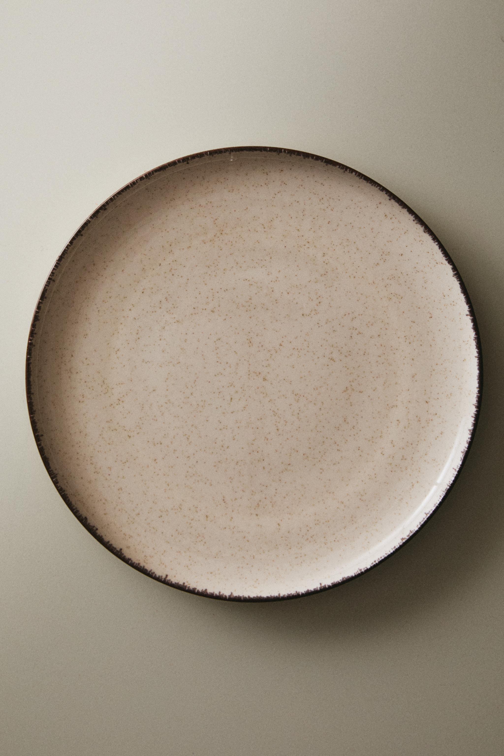 PORCELAIN DINNER PLATE WITH ANTIQUE FINISH RIM